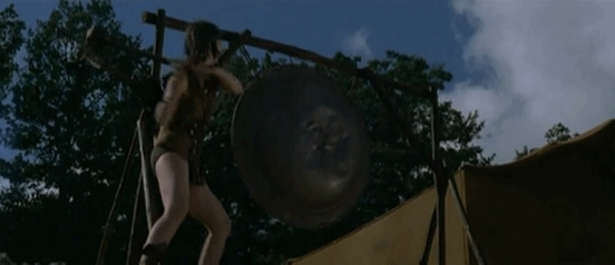femeie amazoana bate gongul