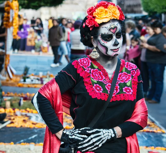 femeie costumata de ziua mortilor in mexic