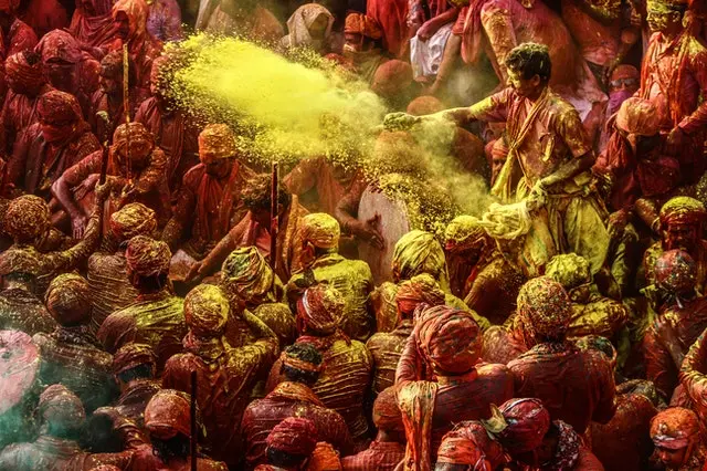 oameni colorati in timpul festivalului holi din india